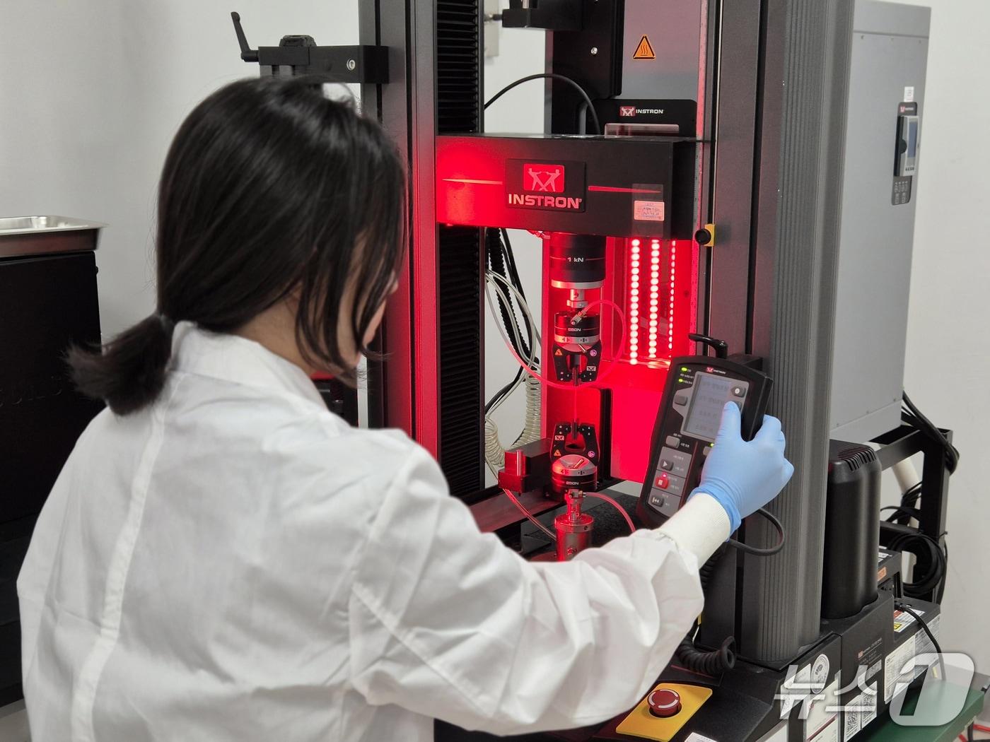 본문 이미지 - 식품진흥원이 국제비교숙련도 평가와 관련해 시험을 수행하고 있다.&#40;진흥원 제공. 재판매 및 DB 금지&#41;