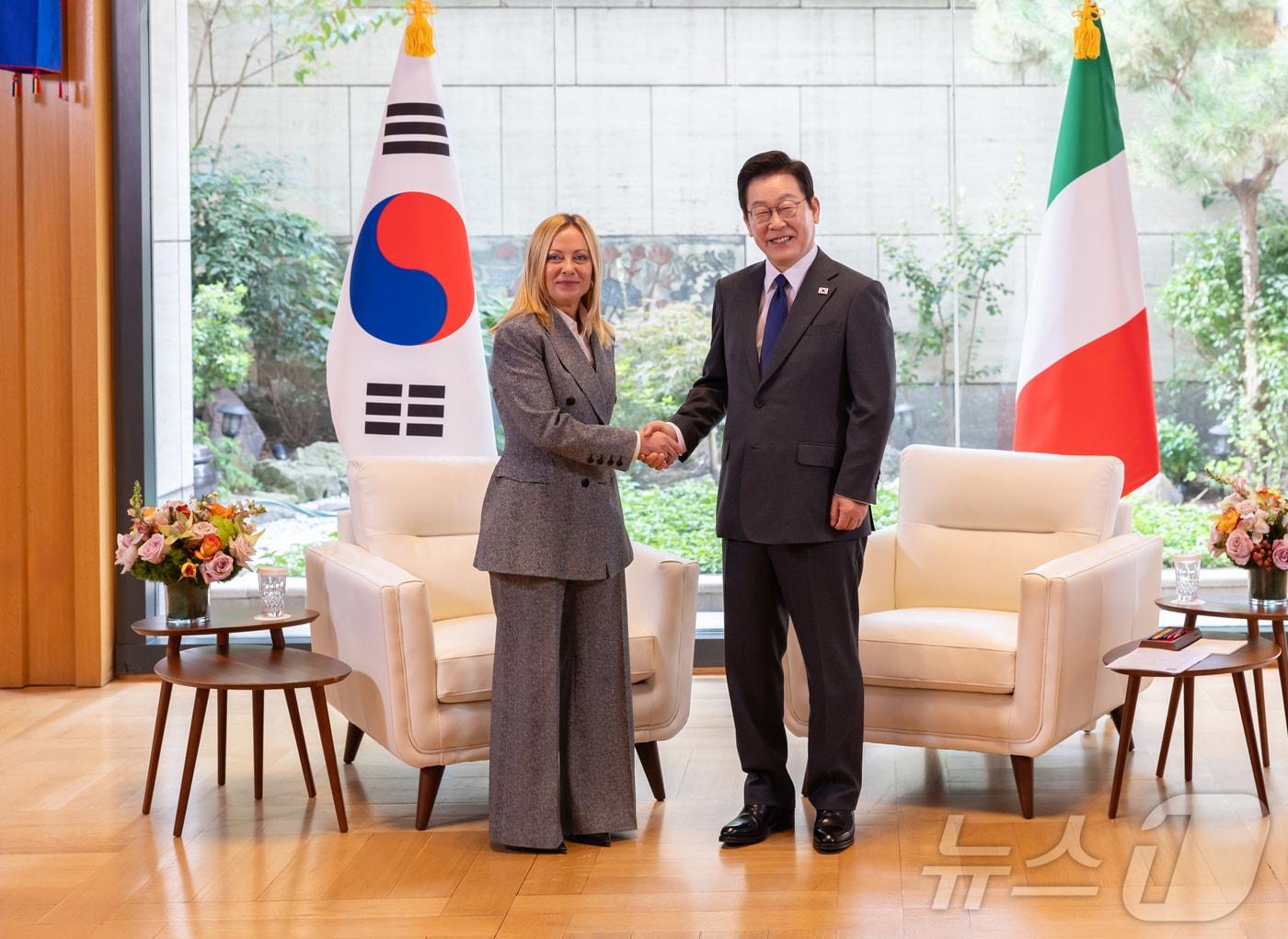 본문 이미지 - 이재명 대통령과 조르자 멜로니 이탈리아 총리가 24일(현지시간) 미국 뉴욕 주유엔 대한민국 대표부에서 한·이탈리아 정상회담에 앞서 인사하고 있다. (대통령실 제공. 재판매 및 DB 금지) 2025.9.28/뉴스1 ⓒ News1 이재명 기자
