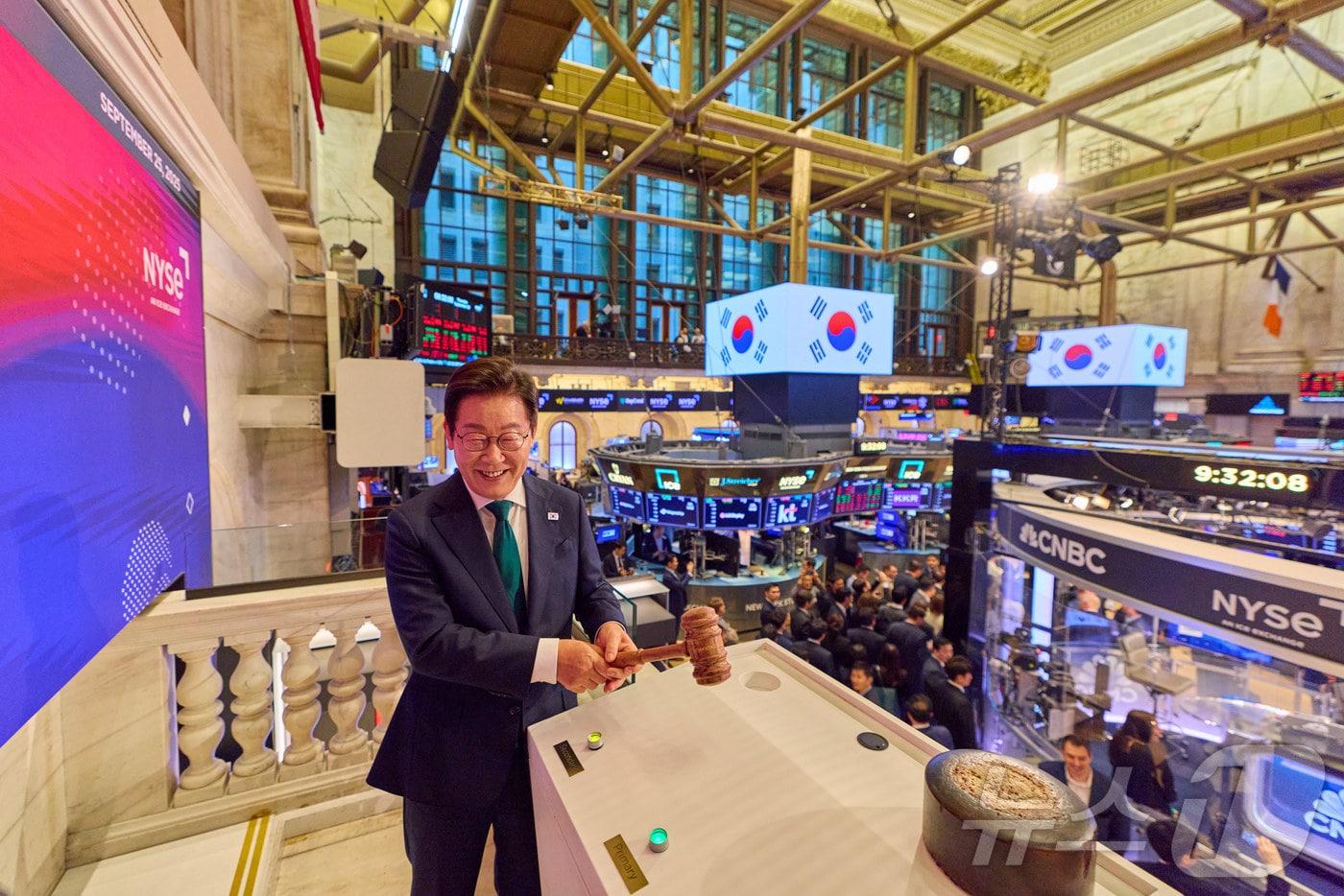 이재명 대통령이 지난 25일&#40;현지시간&#41; 미국 뉴욕 증권거래소를 방문해 개장 벨 앞에서 기념촬영을 하고 있다. &#40;대통령실 제공. 재판매 및 DB 금지&#41; 2025.9.28/뉴스1 ⓒ News1 이재명 기자