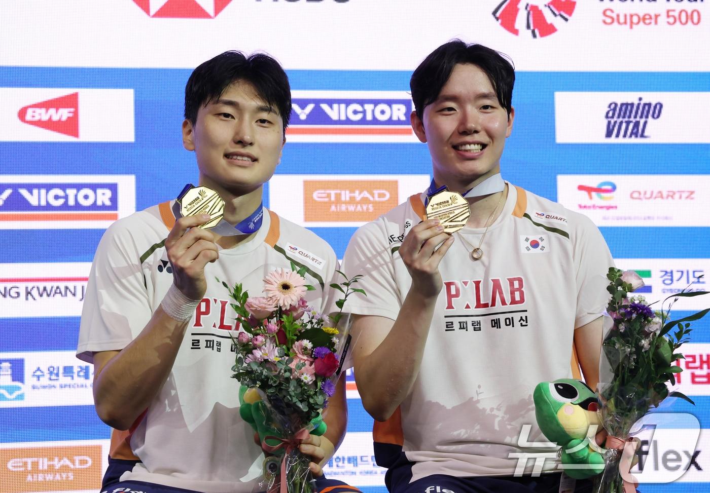 김원호, 서승재가 28일 경기 수원시 장안구 수원종합운동장에서 열린 &#39;2025 세계배드민턴연맹&#40;BWF&#41; 월드 투어 코리아오픈&#40;슈퍼 500&#41;&#39; 남자복식 결승전에서 인도네시아 파자르 알피안과 무하마드 쇼히불 피크리를 상대로 우승을 차지한 뒤 금메달을 들고 기념촬영을 하고 있다. 2025.9.28/뉴스1 ⓒ News1 김영운 기자