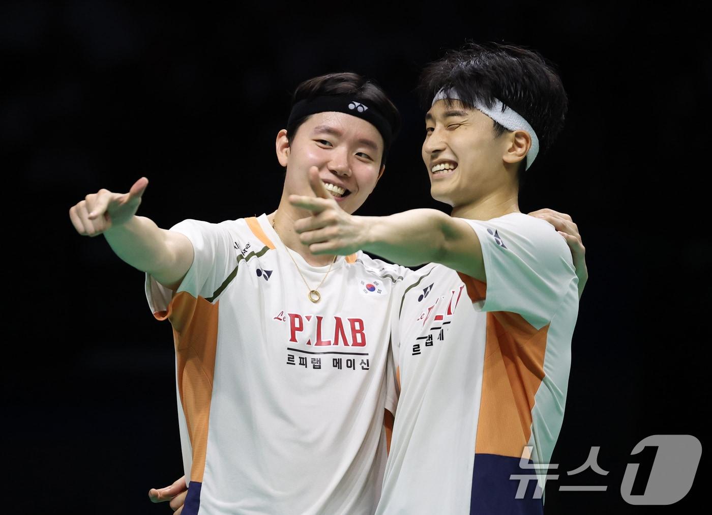 본문 이미지 - 김원호, 서승재가 28일 경기 수원시 장안구 수원종합운동장에서 열린 &#39;2025 세계배드민턴연맹&#40;BWF&#41; 월드 투어 코리아오픈&#40;슈퍼 500&#41;&#39; 남자복식 결승전에서 인도네시아 파자르 알피안과 무하마드 쇼히불 피크리를 상대로 우승을 차지한 뒤 세리머니를 하고 있다. 2025.9.28/뉴스1 ⓒ News1 김영운 기자