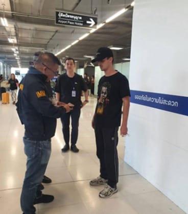 본문 이미지 - 지난 25일 태국 수완나폼 공항에서 러시아 국적의 게오르기&#40;25&#41;가 체포되는 모습. 게오르기는 24일 푸껫의 우회도로를 주행 중인 픽업트럭 적재함에서 한 여성과 성관계를 가진 혐의를 받는다. &#40;사진=방콕포스트 갈무리&#41;