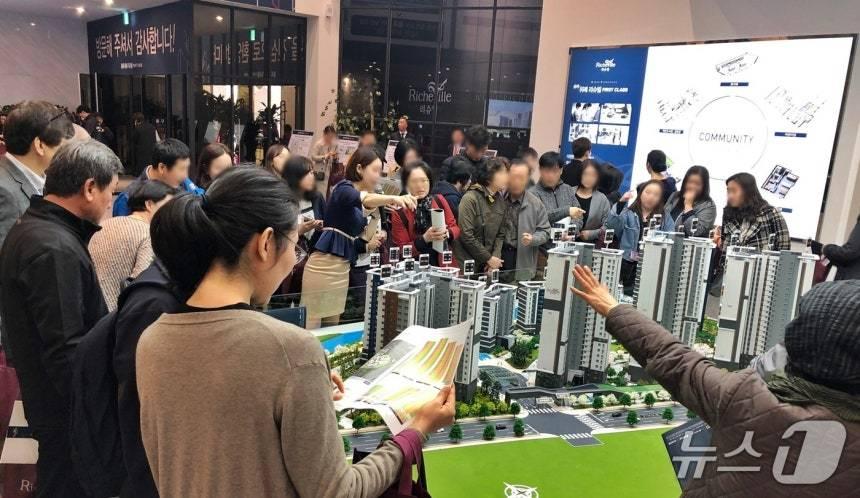 본문 이미지 - &#39;송파 위례 리슈빌 퍼스트클래스&#39; 모델하우스를 찾은 방문객들.&#40;자료사진&#41; / 뉴스1 ⓒ News1