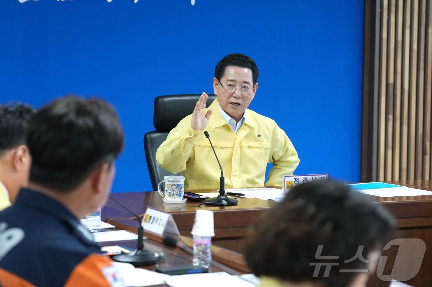 김영록 전라남도지사가 28일 도청 재난종합상황실에서 ‘국가정보자원관리원 행정정보시스템 화재 관련 긴급회의’를 주재하고 긴급대책 논의를 하고 있다.&#40;전남도 제공. 재판매 및 DB금지&#41; 2025.9.28/뉴스1
