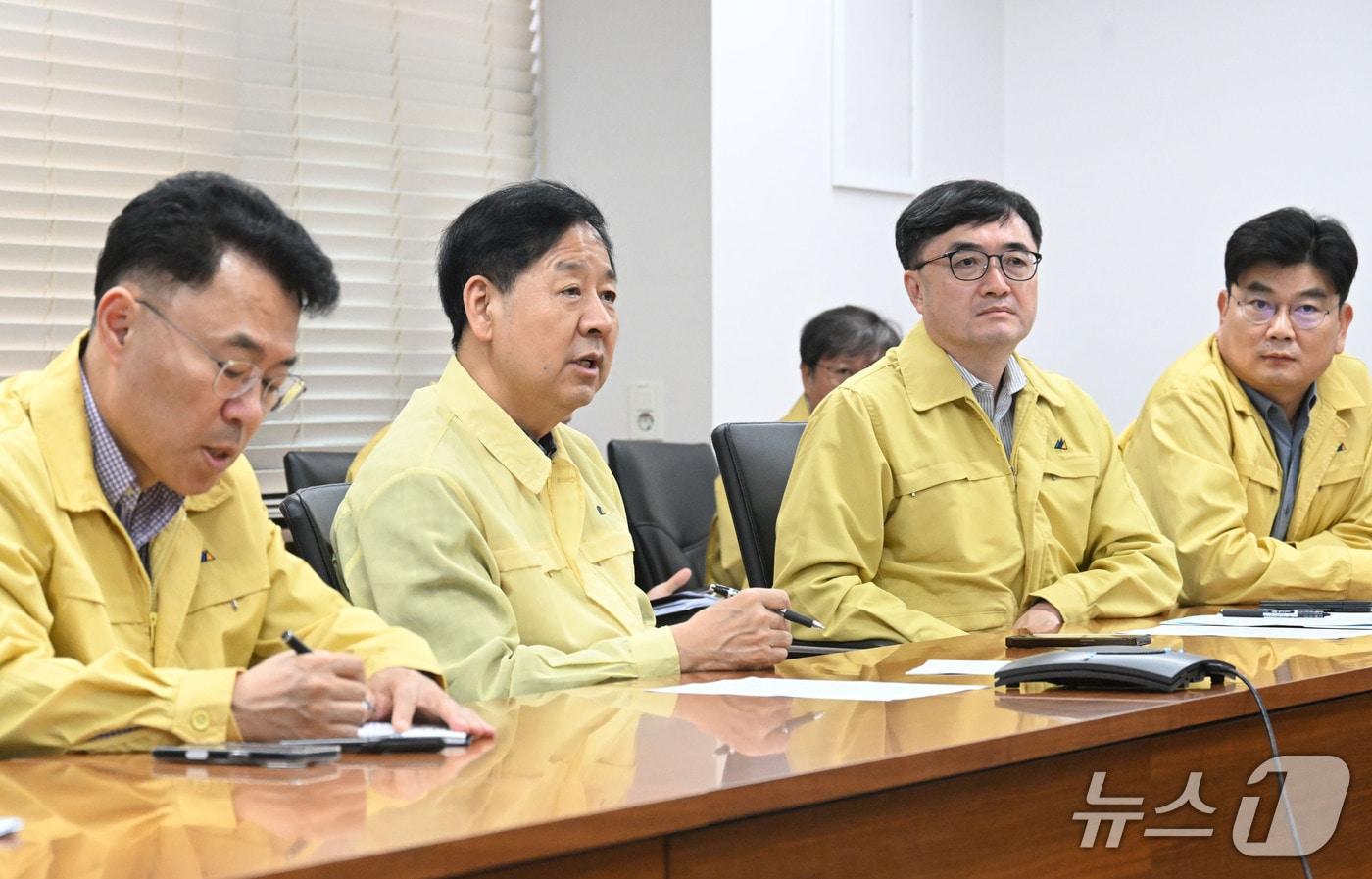 28일 정부서울청사에서 열린 중앙사고수습본부 회의에서 구윤철 부총리 겸 기획재정부 장관&#40;왼쪽 두번째&#41;이 발언하고 있다&#40;기획재정부 제공&#41;. 2025.9.28/뉴스1