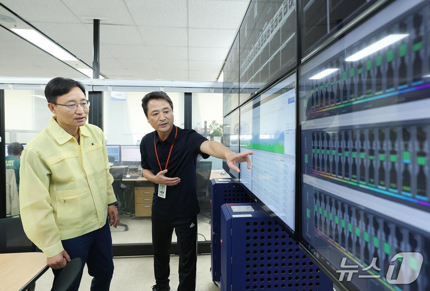 임광현 국세청장이 28일 정부세종청사에서 국세청 정보시스템 운영현황을 점검하고 있다(국세청 제공). 2025.9.28/뉴스1