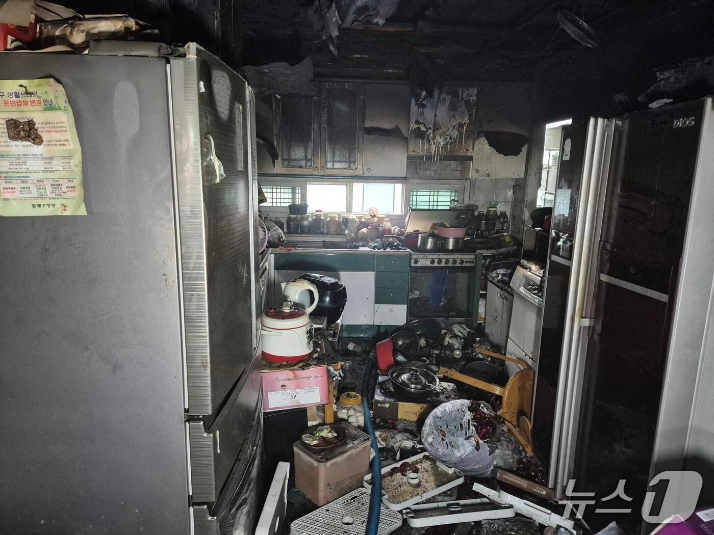 본문 이미지 - 28일 오전 10시 2분쯤 부산 동래구 사직동의 한 상가주택 3층에서 불이 나 19분만에 진화됐다. 사진은 화재 현장 모습.(부산소방재난본부 제공. 재판매 및 DB금지)