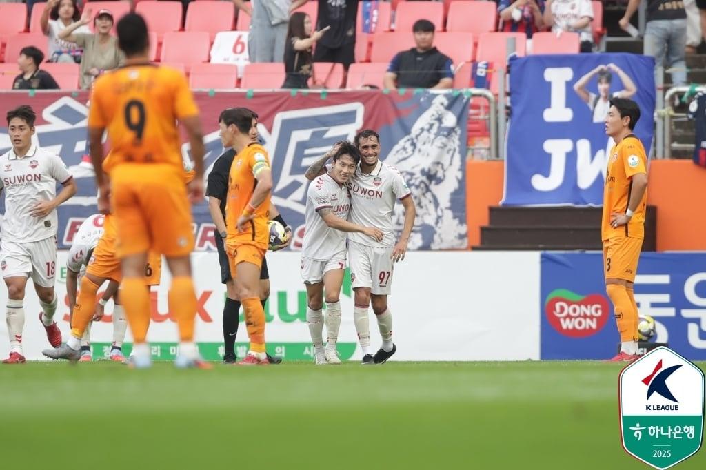 본문 이미지 - 수원FC 이재원이 득점 후 루안과 기뻐하고 있다. (한국프로축구연맹 제공)