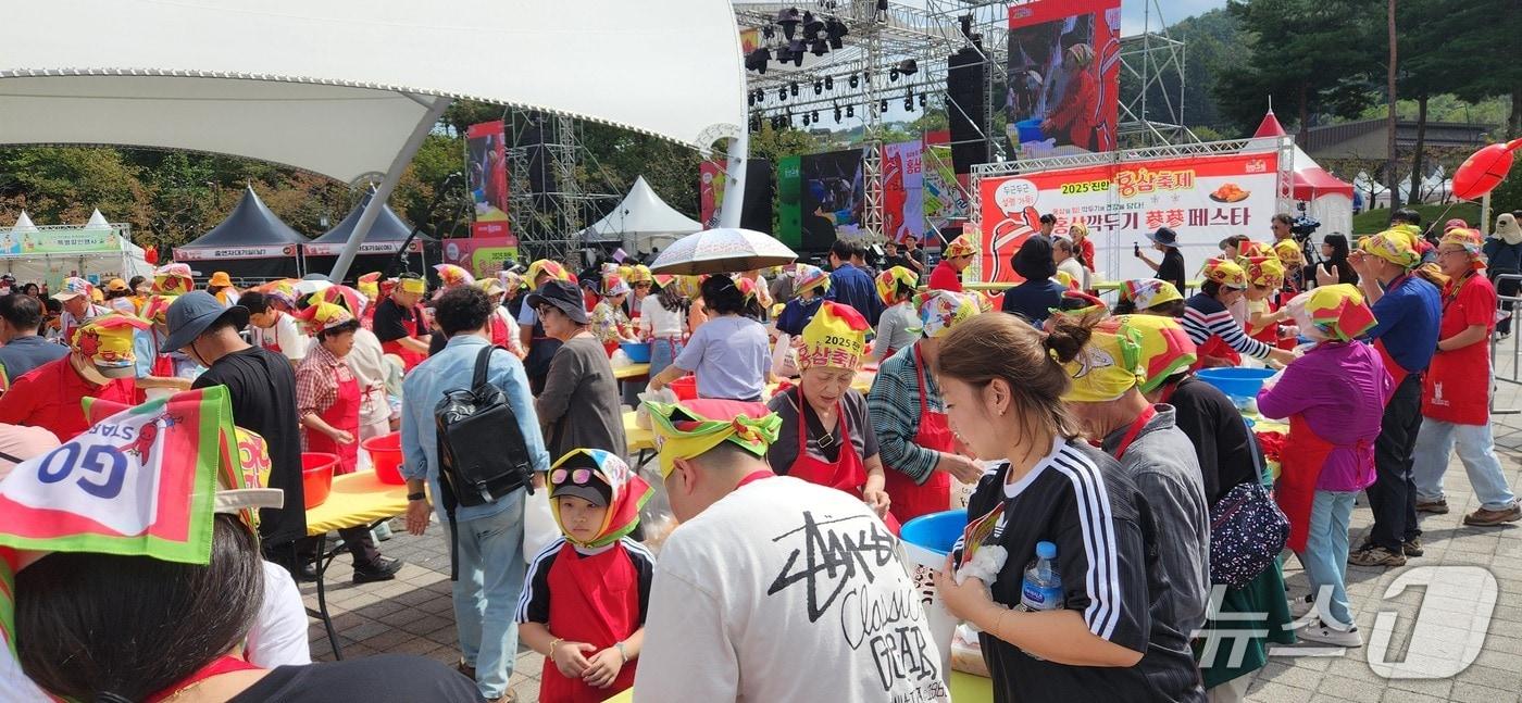 28일 전북 진안군 마이산 일원에서 열린 홍삼축제에서 관광객들이 인삼으로 깍두기를 담그고 있다.(진안군제공. 재판매 및 DB금지)2025.9.28/뉴스1