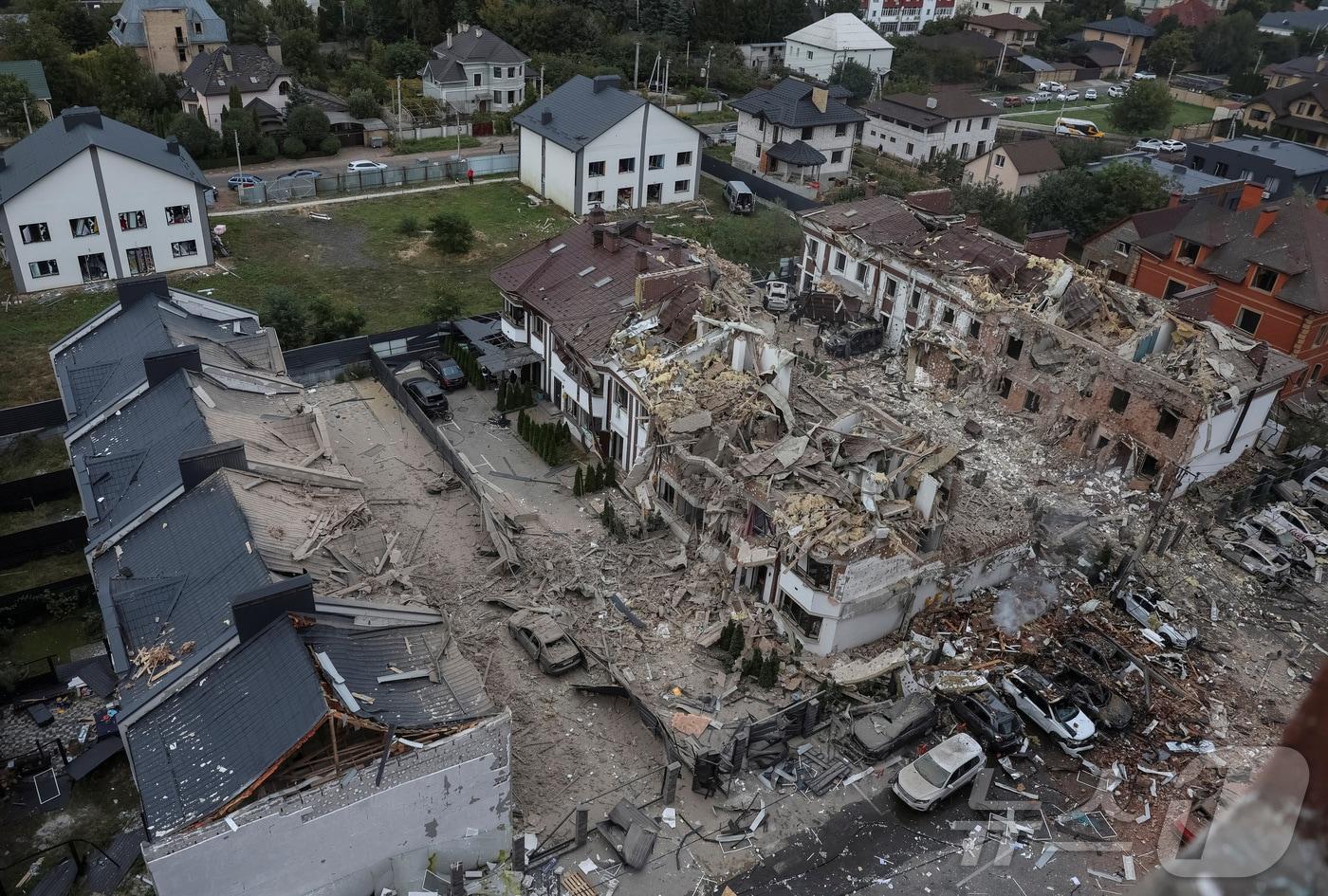 28일&#40;현지시간&#41; 러시아가 감행한 대규모 드론·미사일 공격으로 파괴된 우크라이나 키이우 교외의 주택가 모습. 2025.09.28 ⓒ 로이터=뉴스1 ⓒ News1 김지완 기자