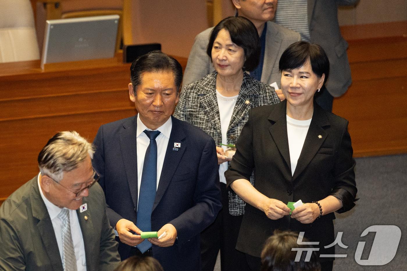 지난 9월 28일 정청래 더불어민주당 대표와 전현희 최고위원, 추미애 국회 법제사법위원장이 서울 여의도 국회에서 열린 제429회 국회&#40;정기회&#41; 제9차 본회의에서 국회법 일부개정법률안&#40;위원회안&#41;에 대한 무제한토론 종결동의의 건 투표를 위해 이동하고 있는 모습. 2025.9.28/뉴스1 ⓒ News1 유승관 기자