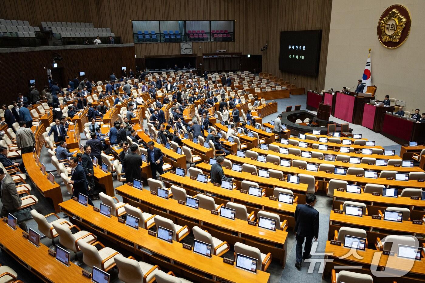 지난 28일 서울 여의도 국회에서 열린 제429회 국회(정기회) 제9차 본회의에서 국회에서의 증언·감정 등에 관한 법률 일부개정법률안(대안)에 대한 김은혜 국민의힘 의원의 무제한토론(필리버스터)이 시작되자 여당 의원들이 본회의장을 나서고 있다. 2025.9.28/뉴스1 ⓒ News1 유승관 기자