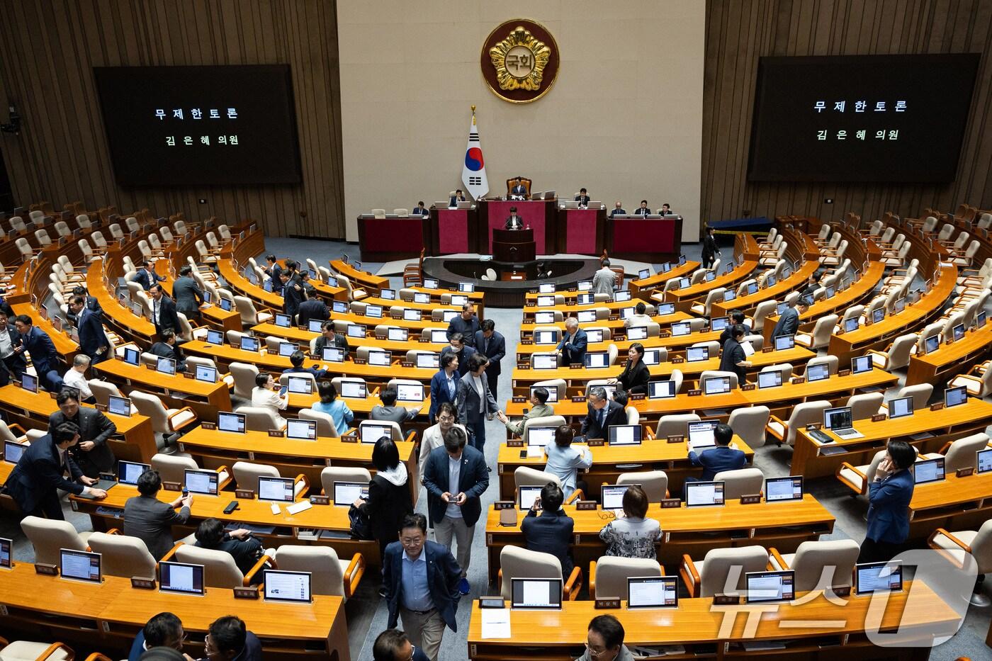 28일 서울 여의도 국회에서 열린 제429회 국회&#40;정기회&#41; 제9차 본회의에서 국회에서의 증언·감정 등에 관한 법률 일부개정법률안&#40;대안&#41;에 대한 김은혜 국민의힘 의원의 무제한토론&#40;필리버스터&#41;이 시작되자 여당 의원들이 본회의장을 나서고 있다. 2025.9.28/뉴스1 ⓒ News1 유승관 기자