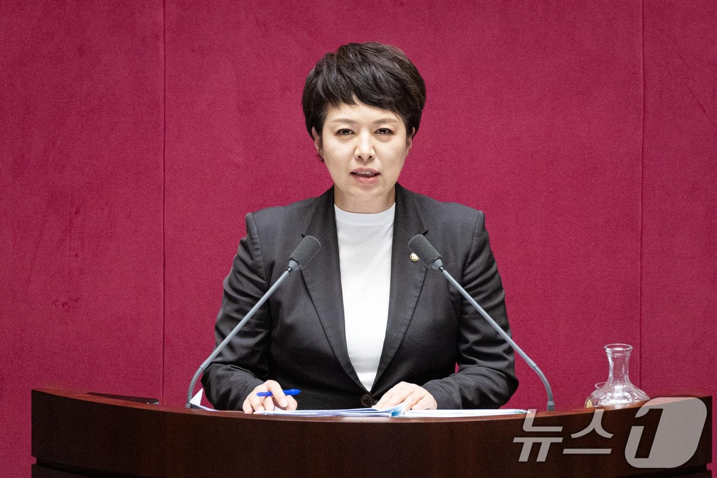 김은혜 국민의힘 의원이 28일 서울 여의도 국회에서 열린 제429회 국회(정기회) 제9차 본회의에서 국회에서의 증언·감정 등에 관한 법률 일부개정법률안(대안)에 대한 무제한토론(필리버스터)을 하고 있다. 2025.9.28/뉴스1 ⓒ News1 유승관 기자