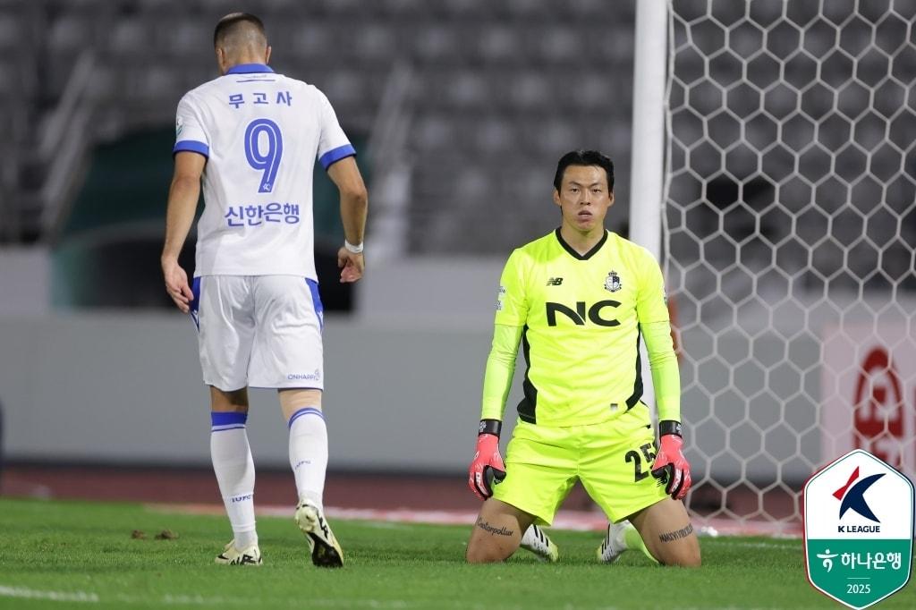 본문 이미지 - 인천 유나이티드 공격수 무고사&#40;왼쪽&#41;와 서울이랜드FC 골키퍼 구성윤. &#40;한국프로축구연맹 제공&#41;