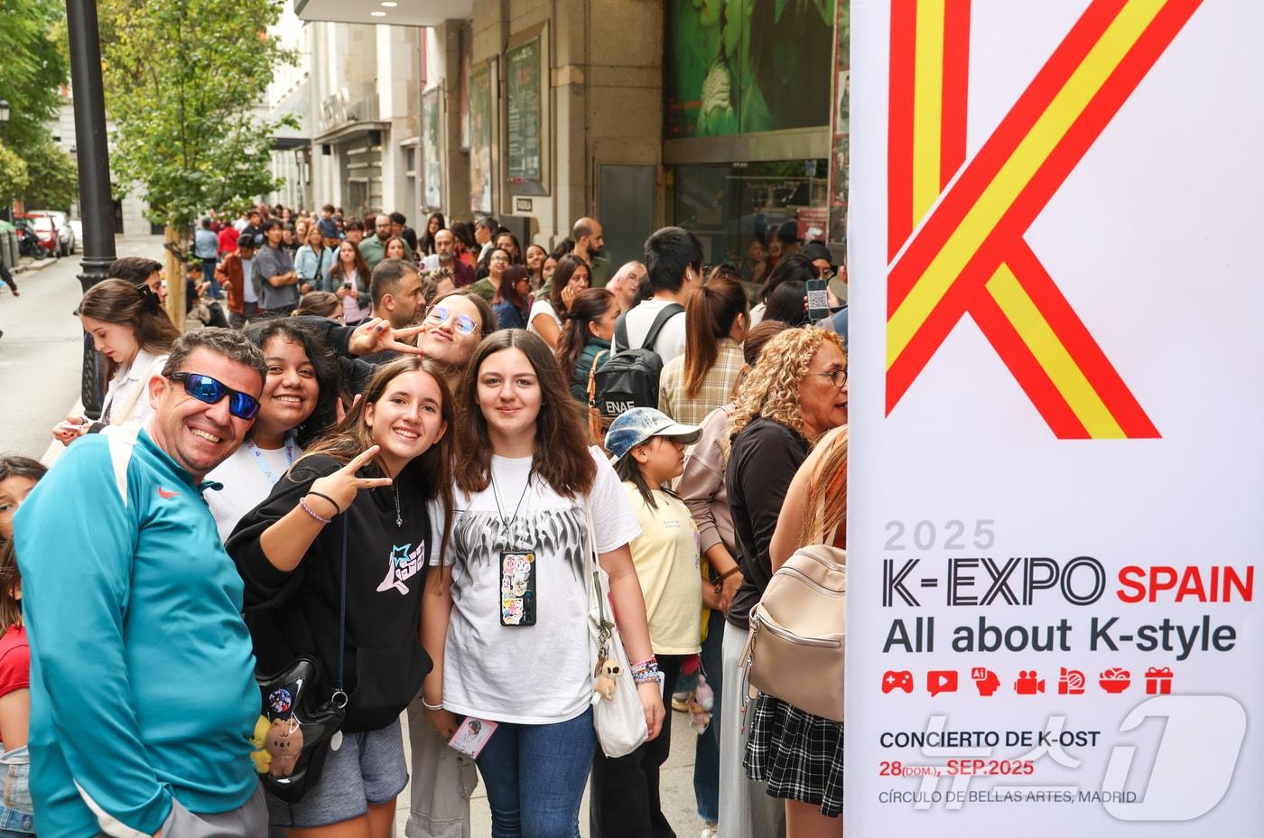 ‘2025 스페인 K-박람회’ 개막 첫날인 28일&#40;현지시간&#41; 행사가 열리고 있는 스페인 마드리드 아르테스 예술센터 입구가 입장을 기다리는 관람객들로 붐비고 있다. &#40;사진가 우채연 제공, 재판매 및 DB금지&#41; 2025.9.28/뉴스1 ⓒ News1 이준성 기자