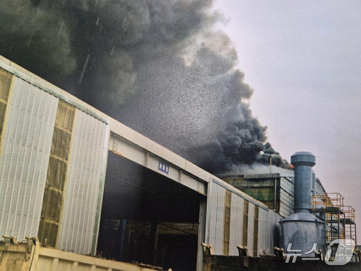 본문 이미지 -  공주 정안면 사료 공장 화재 현장. (공주소방서 제공, 재판매 및 DB금지) / 뉴스1
