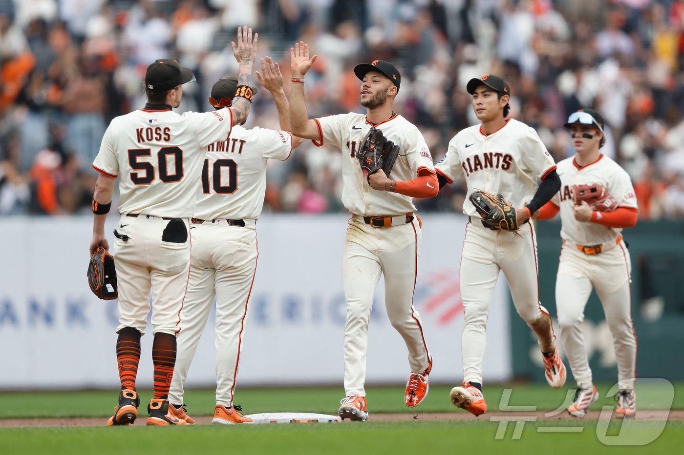 샌프란시스코 자이언츠 이정후&#40;오른쪽에서 두 번째&#41;가 29일&#40;한국시간&#41; 열린 2025 메이저리그 콜로라도 로키스전에서 4타수 3안타 2타점으로 활약했다. ⓒ AFP=뉴스1