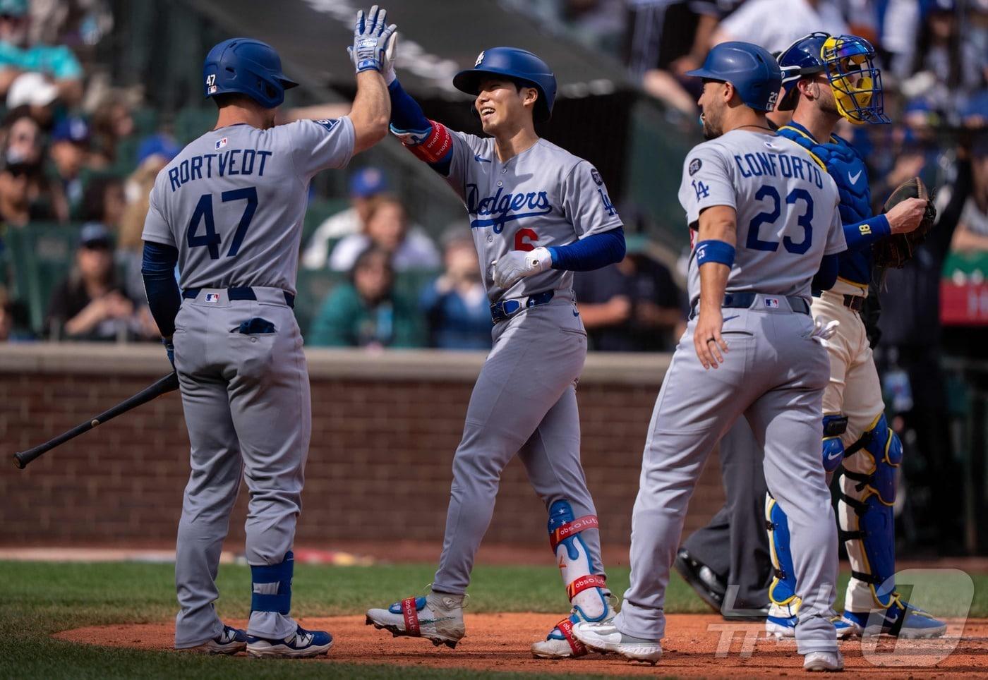 LA 다저스 김혜성&#40;가운데&#41;이 29일&#40;한국시간&#41; 열린 2025 메이저리그 시애틀 매리너스전에서 2회초 선제 투런포를 터뜨렸다. ⓒ AFP=뉴스1