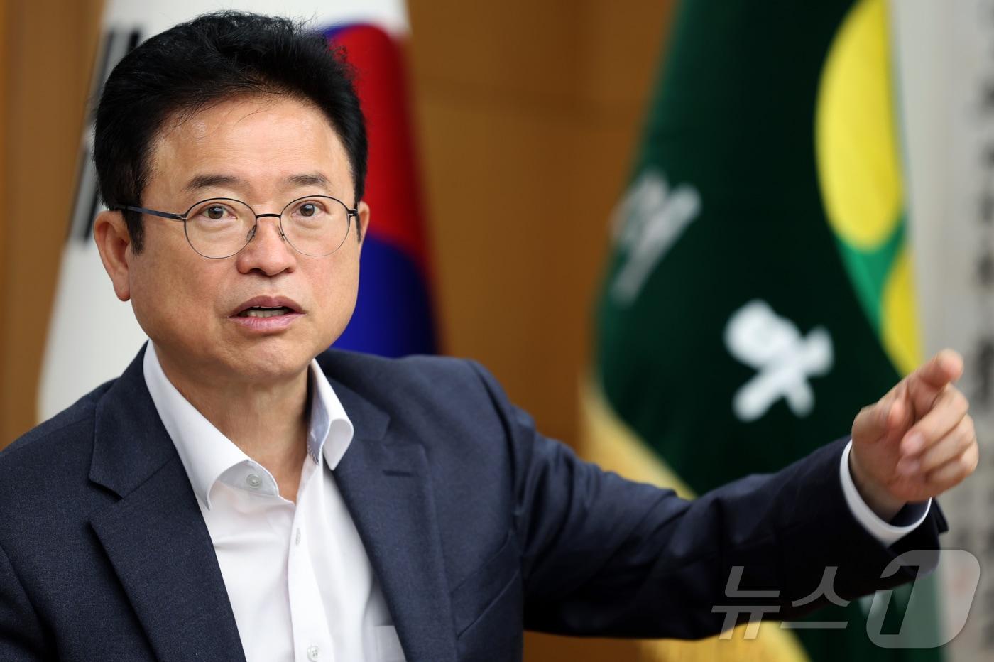 오는 10월 말 아시아태평양경제협력체(APEC) 정상회의를 앞두고 이철우경북지사가 현장 체제로 전환하면서 경주에 사무실을 두고 현장 상황을 지휘하고 있다.ⓒ News1 김대벽기자