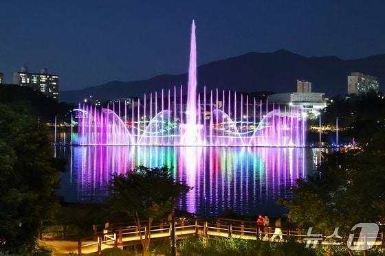 본문 이미지 -  충주 호암지 음악분수.(자료사진)/뉴스1