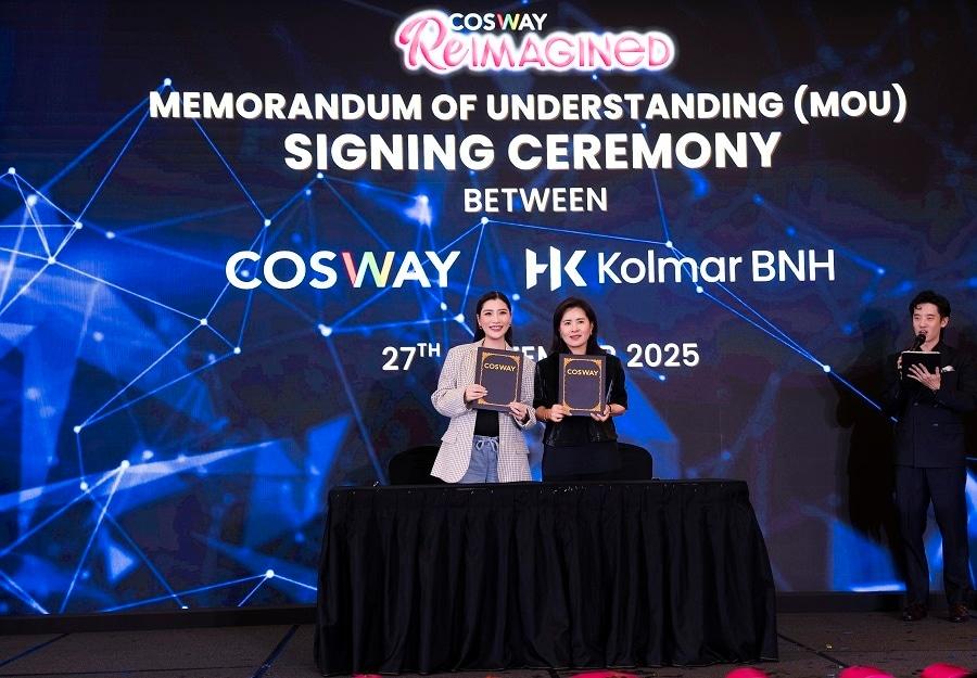 본문 이미지 - 콜마비앤에이치&#40;윤여원 대표, 오른쪽&#41;는 코스웨이&#40;크리세이스 탄 CEO&#41;와 전략적 업무협약을 체결했다.&#40;콜마비앤에이치제공&#41;