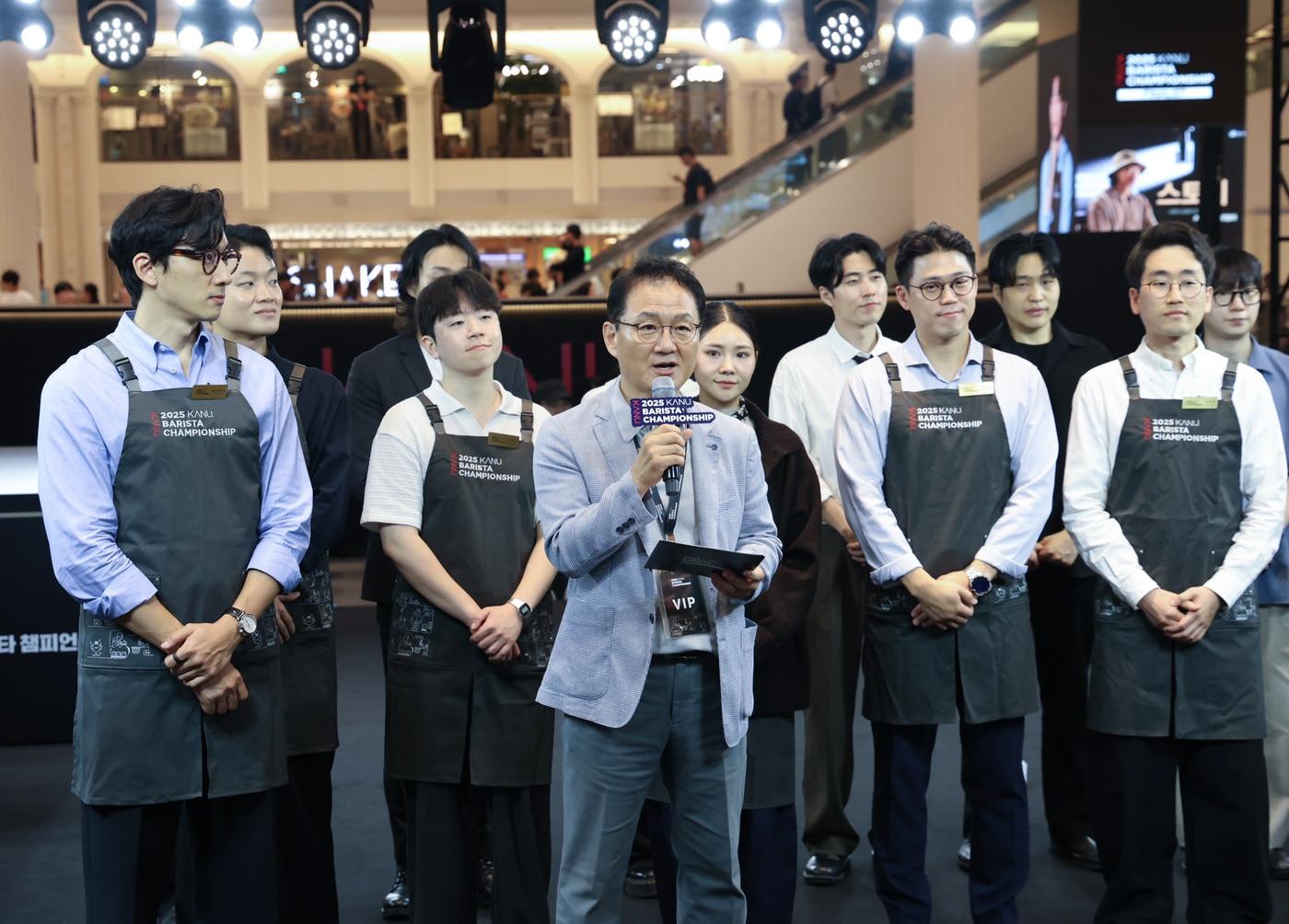 본문 이미지 - 동서식품이 지난 27일 개최한 ‘2025 카누 바리스타 챔피언십’ 결선 개막식에서 동서식품 박영순 부사장이 인사말을 하고 있다.&#40;동서식품 제공&#41;