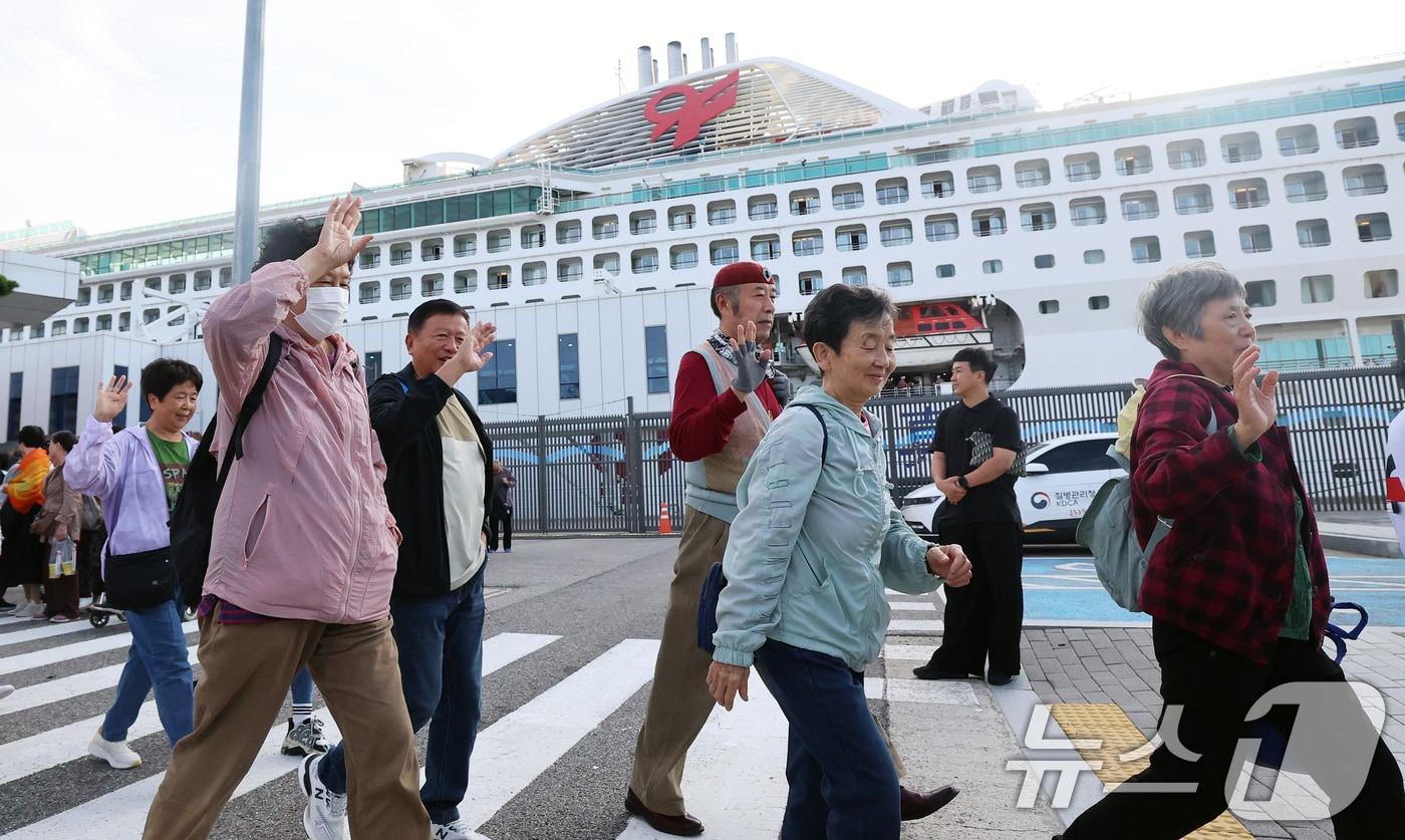 본문 이미지 - 중국 단체관광객의 무비자 입국이 시작된 29일 오전 크루즈를 타고 방한한 중국인 관광객들이 인천 연수구 인천항크루즈터미널을 통해 입국하며 손을 흔들고 있다. 2025.9.29/뉴스1 ⓒ News1 오대일 기자