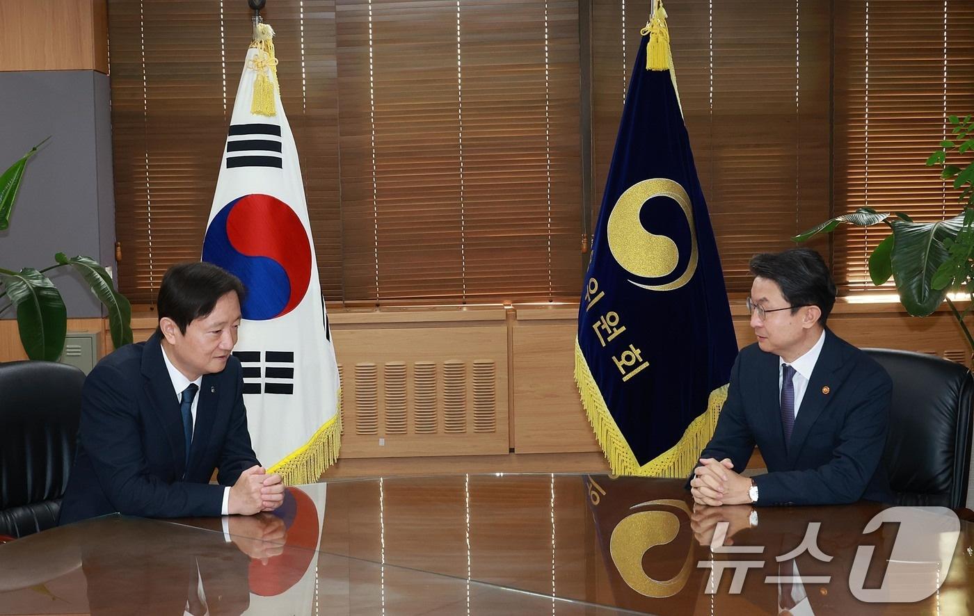 이억원 금융위원장과 이찬진 금융감독원장 &#40;금융위 제공, 재판매 및 DB금지&#41;2025.9.29/뉴스1