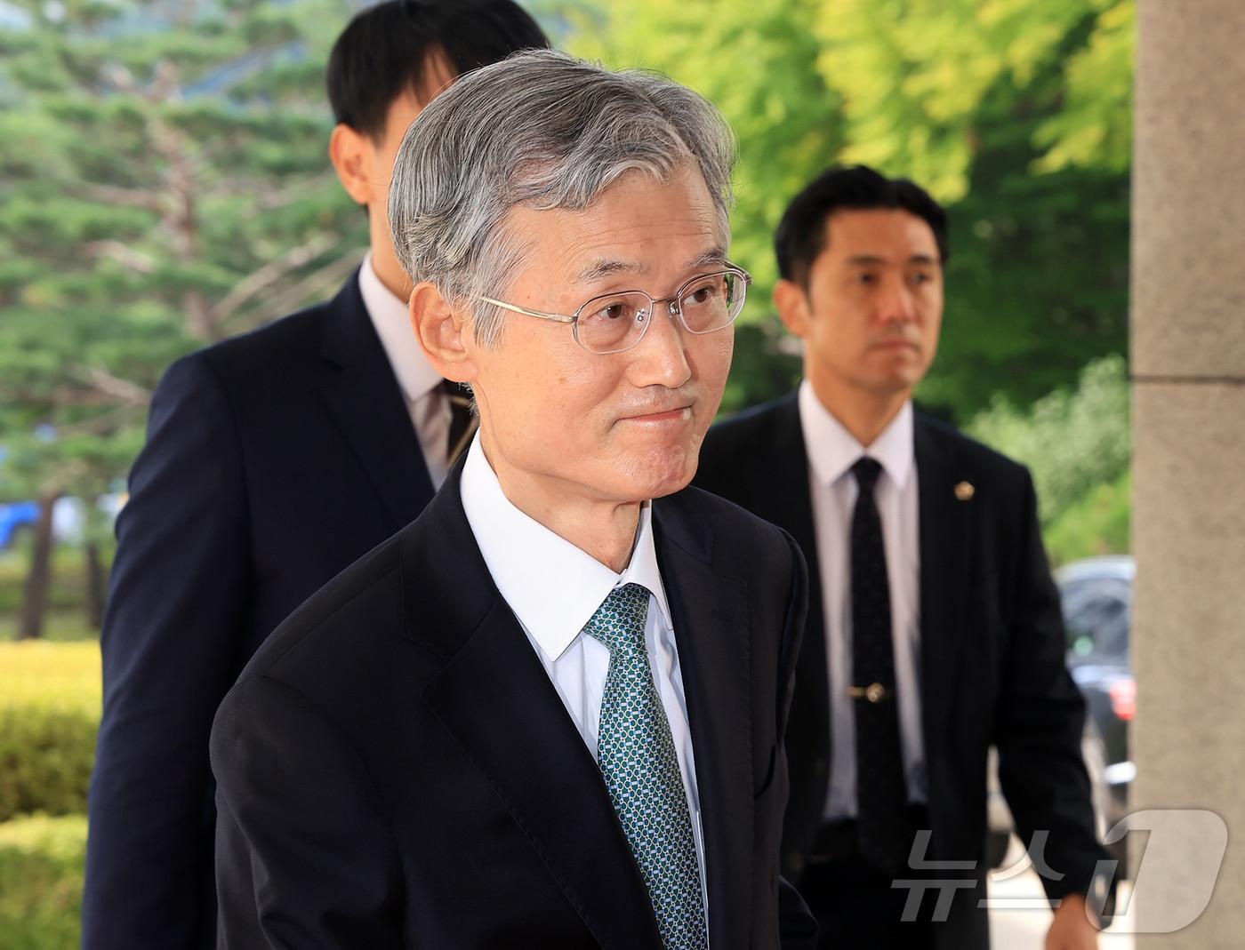 본문 이미지 - 조희대 대법원장이 29일 오전 서울 서초구 대법원으로 출근하고 있다. 한편, 조 대법원장은 30일 예정된 국회 법제사법위원회의 ‘대법원장 대선 개입 의혹 긴급 청문회’에 출석하지 않겠다는 뜻을 담은 의견서를 지난 26일 국회에 제출했다. 2025.9.29/뉴스1 ⓒ News1 김진환 기자