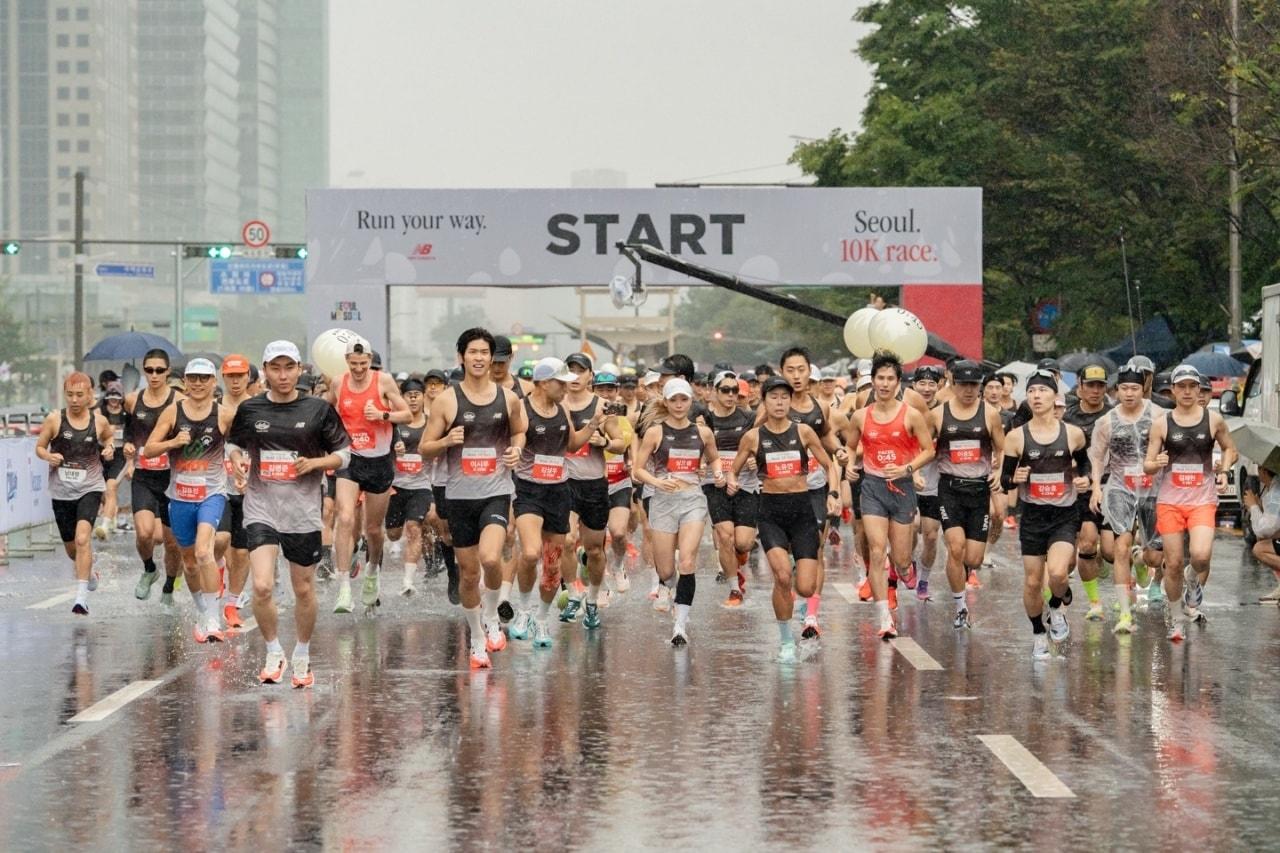 본문 이미지 - 뉴발란스(NEW BALANCE)는 지난 28일 서울 여의도공원 일대에서 펼쳐진 '2025 런 유어 웨이 서울 대회'(2025 Run Your Way SEOUL)을 성황리에 마쳤다(뉴발란스제공)