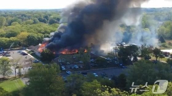 본문 이미지 - 미시간주 그랜드블랑 타운십에 위치한 예수 그리스도 후기 성도 교회에서 28일(현지시간) 발생한 화재 현장을 드론으로 촬영한 영상의 한 장면. <소셜미디어 X @MALKOWSKI6APRIL>