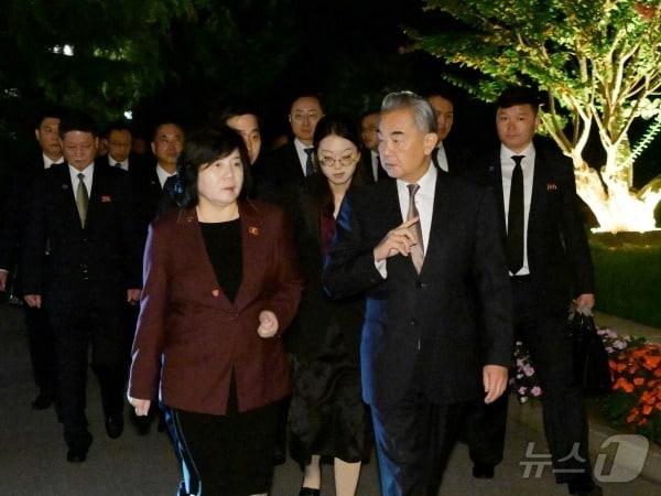 본문 이미지 - 왕이 중국 외교부장과 최선희 북한 외무상. (중국 외교부 홈페이지) ⓒ 뉴스1 정은지 특파원