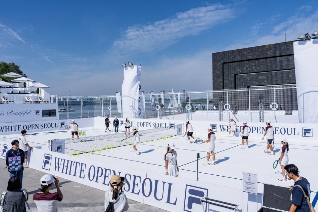 본문 이미지 - 휠라&#40;FILA&#41;가 27~28일 서울 반포 예빛섬에서 진행한 국내 최대 규모 도심형 테니스 축제 &#39;2025 화이트오픈서울&#39;&#40;WOS&#41;이 성료했다.&#40;휠라제공&#41;