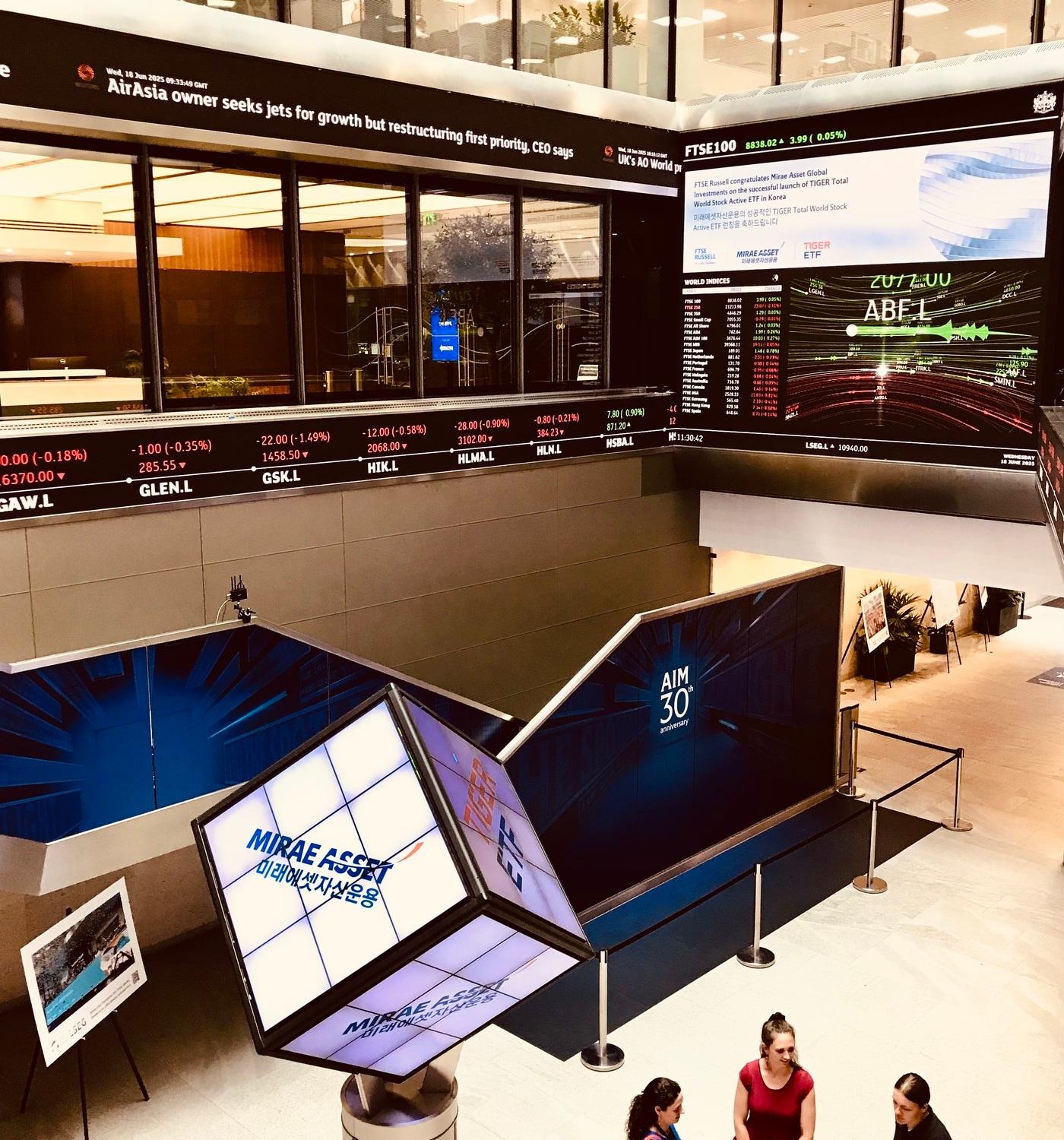 본문 이미지 - 2025년 6월 영국 런던거래소에 게재된 &#39;TIGER 토탈월드스탁액티브 ETF&#39; 신규 출시 기념 사진