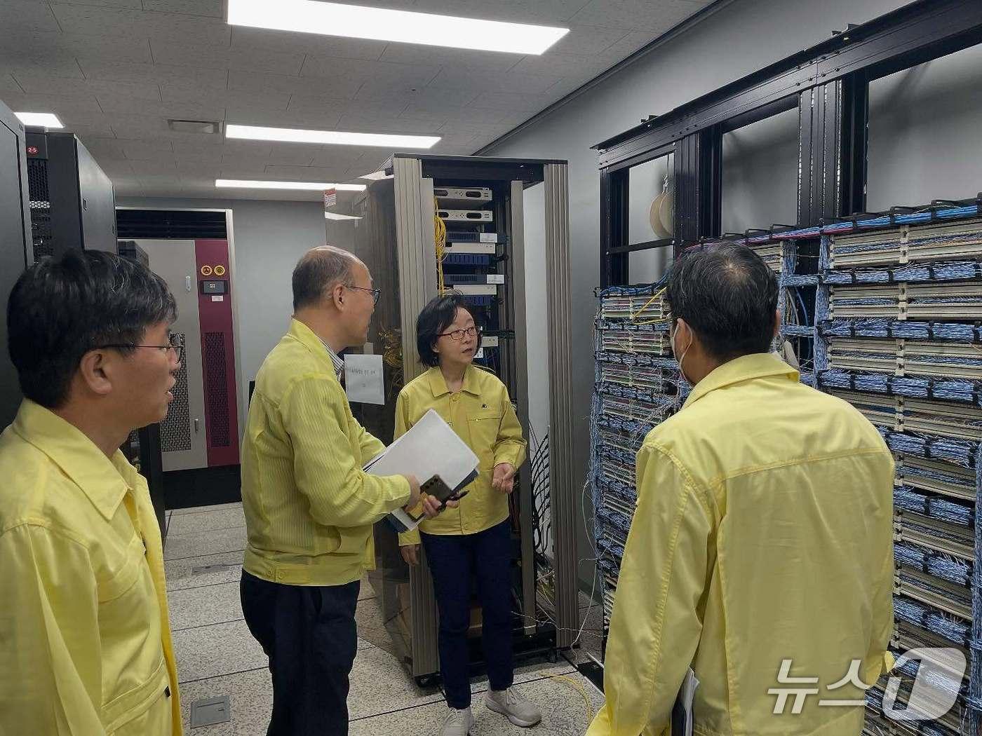 본문 이미지 - 오유경 식품의약품안전처장이 27일 재난 대응 상황점검 회의를 열어 통합식품안전정보망 등 식약처 소관 대국민 정보시스템의 정상운영 여부를 다시 한번 확인하고 내부 직원들의 원활한 행정업무를 위한 임시 문서 수발신·공유 체계, 비상업무 매뉴얼 등을 점검했다.(식품의약품안전처 제공)