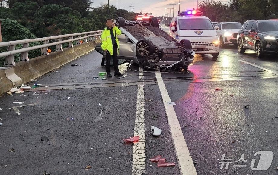 본문 이미지 - 지난 28일 오후 제주시 애월읍 애조로에서 발생한 전복 사고.&#40;제주도소방안전본부 제공. 재판매 및 DB 금지&#41;