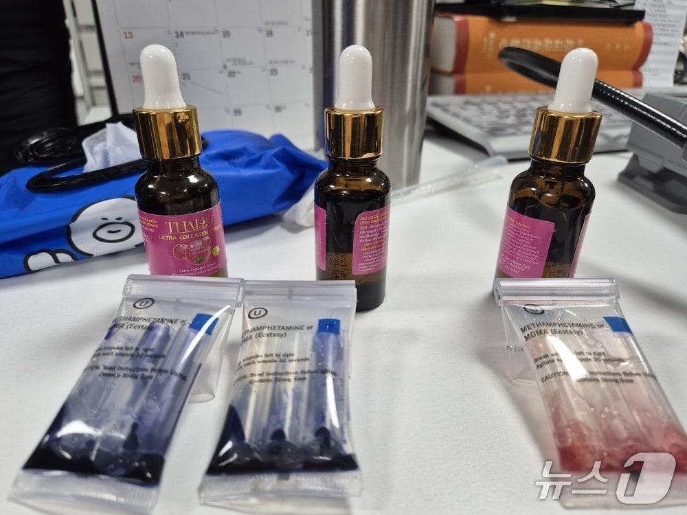 본문 이미지 - 필로폰 간이키트 검사.(관세청 인천공항본부세관 제공. 재배포 및 DB금지)2025.9.29/뉴스1