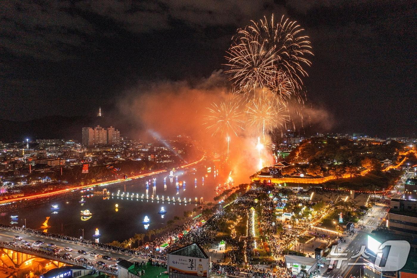 진주남강유등축제 불꽃놀이&#40;진주시 제공. 재판매 및 DB금지&#41;.