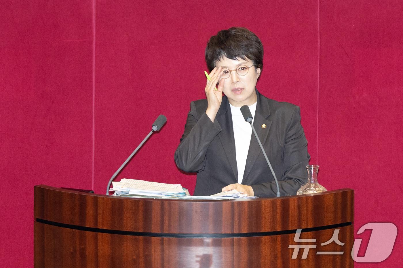 김은혜 국민의힘 의원이 29일 서울 여의도 국회에서 열린 제429회 국회&#40;정기회&#41; 제9차 본회의에서 국회에서의 증언·감정 등에 관한 법률 일부개정법률안&#40;대안&#41;에 대한 무제한토론&#40;필리버스터&#41;을 하고 있다. 2025.9.29/뉴스1 ⓒ News1 이승배 기자