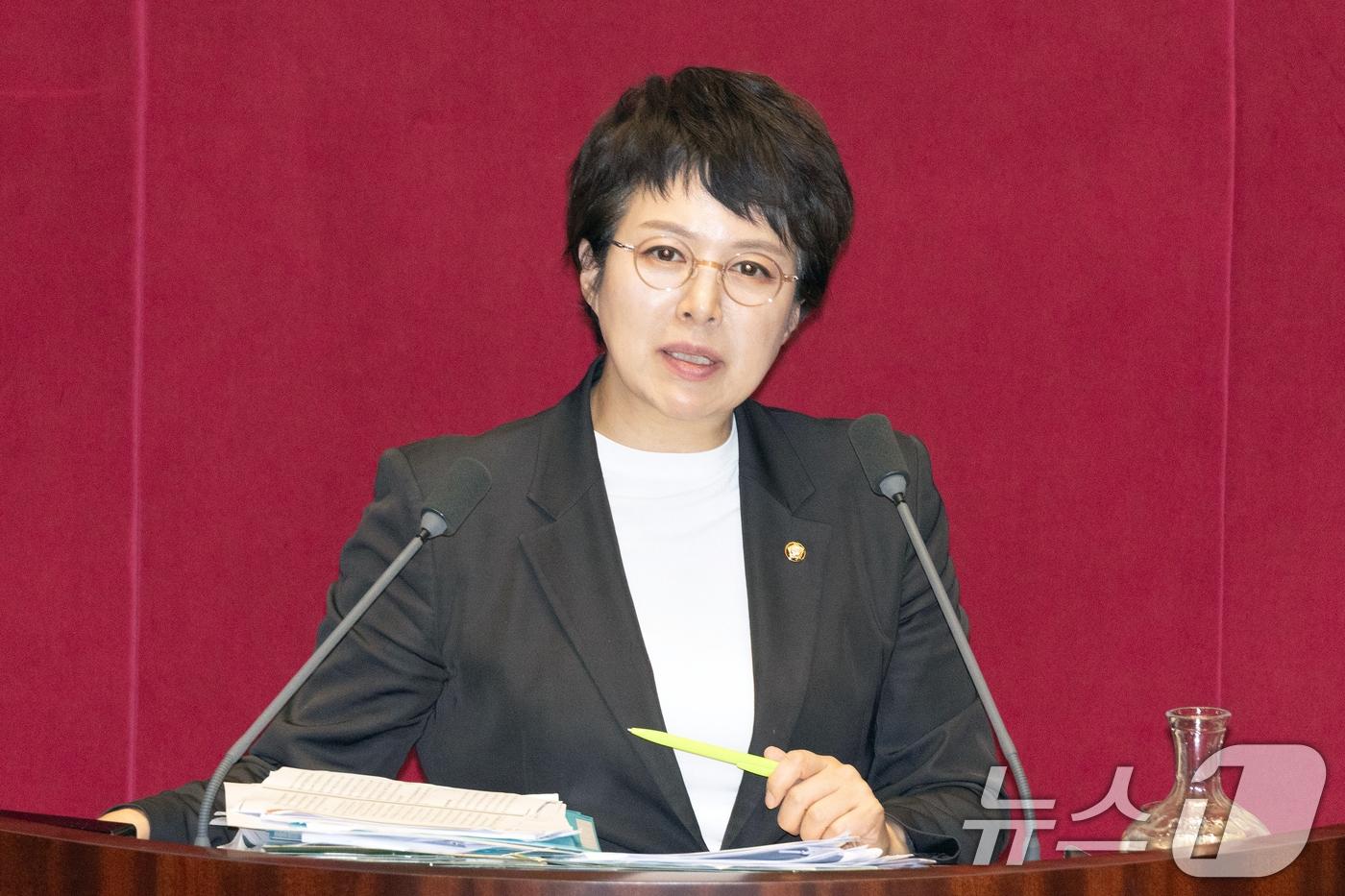 김은혜 국민의힘 의원이 지난 9월 29일 서울 여의도 국회에서 열린 제429회 국회&#40;정기회&#41; 제9차 본회의에서 국회에서의 증언·감정 등에 관한 법률 일부개정법률안&#40;대안&#41;에 대한 무제한토론&#40;필리버스터&#41;을 하고 있다. 2025.9.29/뉴스1 ⓒ News1 이승배 기자