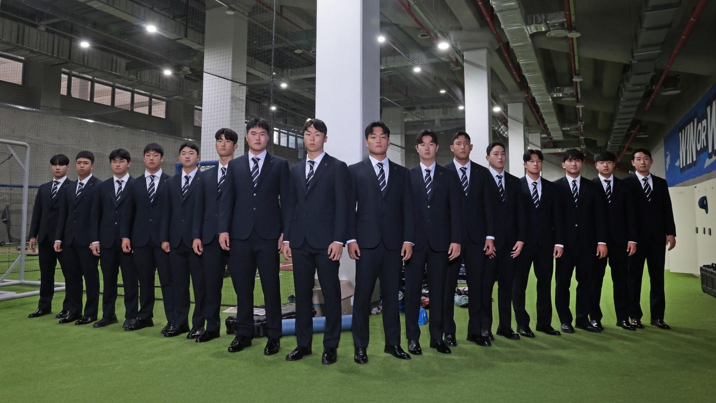 갤럭시는 삼성라이온즈의 2025년 신인 선수 16명에게 클래식 감성을 모던하게 재해석한 갤럭시 GX 루키 에디션 슈트를 협찬한다.(삼성물산제공)