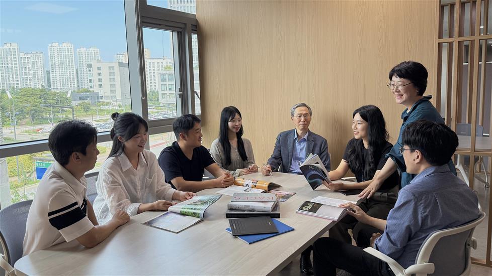 본문 이미지 - 국립박물관단지팀 직원들이 '목요박물관산책' 책자 제작을 위한 아이디어를 내며 서로 의견을 나누고 있다(행복청 제공).뉴스1 ⓒ News1