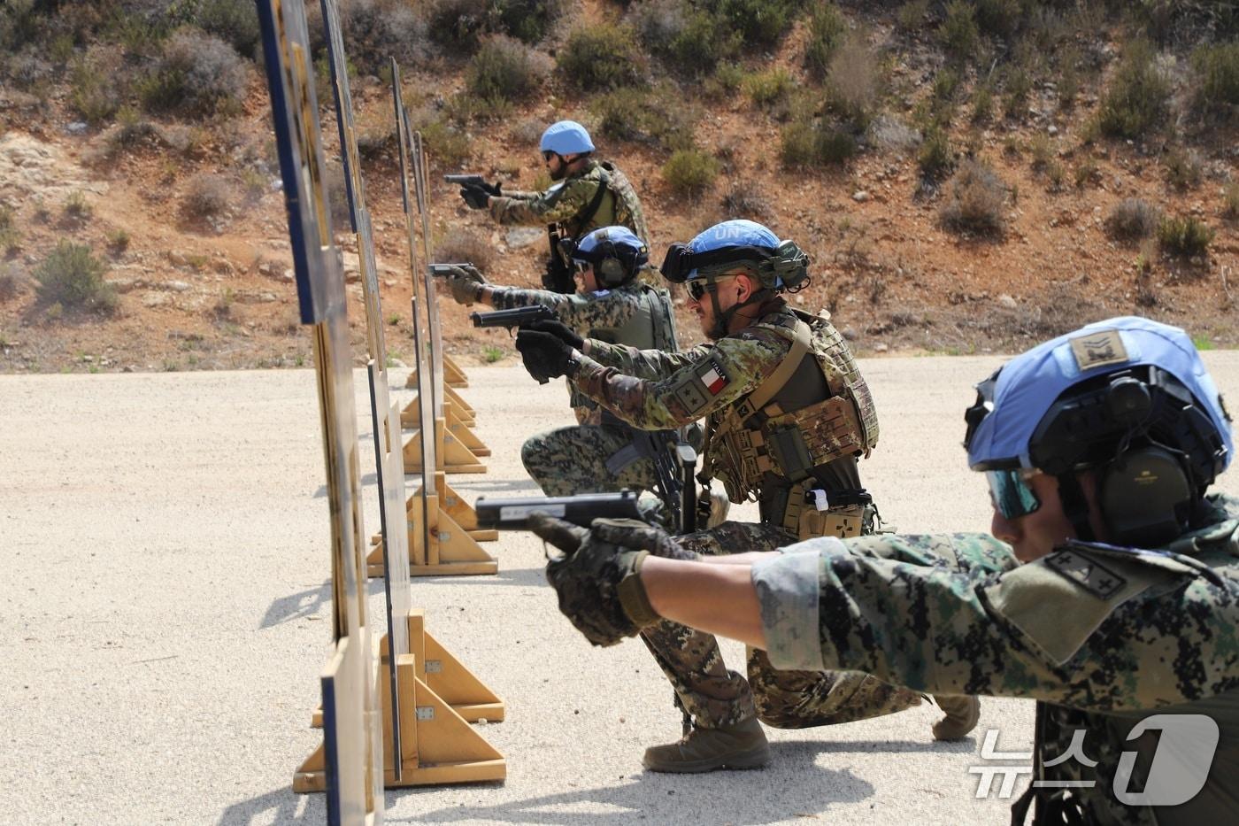 동명부대 장병들과 서부여단 예비대&#40;SMR&#41; 이탈리아군 장병들이 UNIFIL 사격장에서 친숙화 훈련&#40;FAMDEP&#41;간 연합 전투사격을 하고 있다. &#40;합동참모본부 제공&#41;