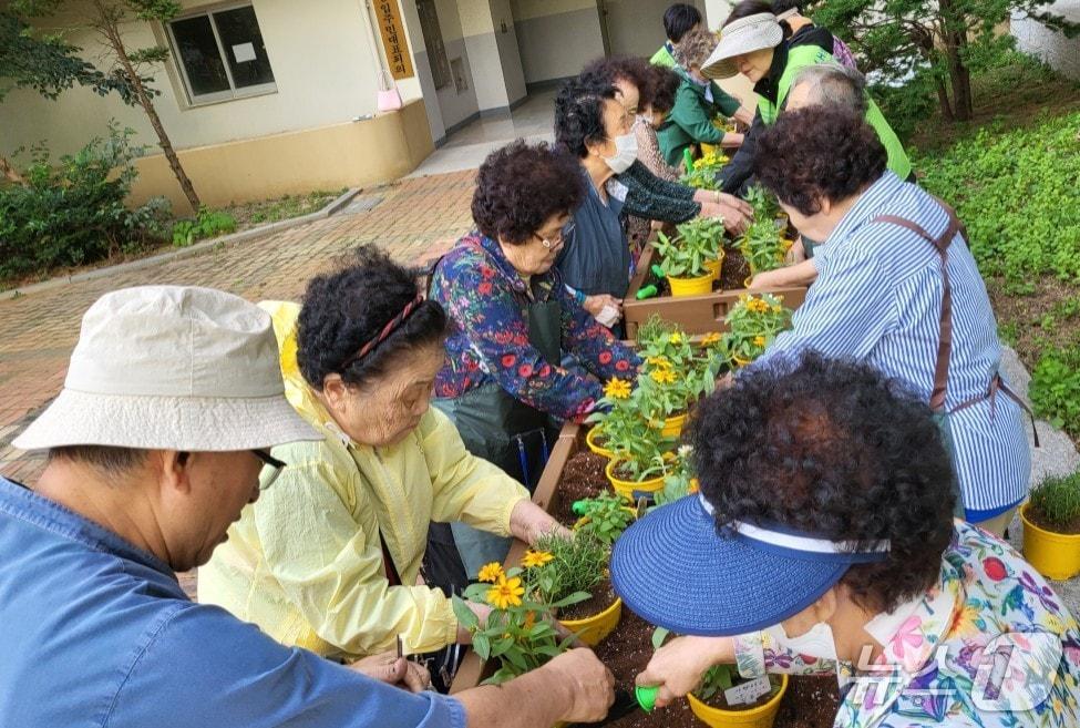본문 이미지 - 지난해 ‘생활숲 산림복지서비스 제공사업’에 참여한 LH단지 거주민들이 단지내에서 산림복지프로그램을 체험하고 있다. &#40;산림청 한국산림복지진흥원 제공.재판매 및 DB금지&#41;/뉴스1 