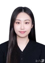 본문 이미지 - 충북 진천군은 민원토지과에 근무하는 경수빈 주무관&#40;25·여&#41;이 국토교통부가 주최한 48회 지적세미나에서 대상을 수상했다.&#40;진천군 제공&#41;/뉴스1