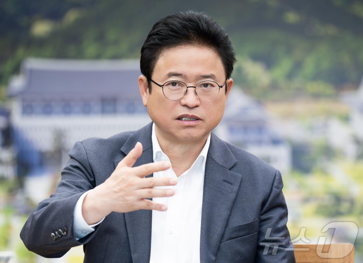 본문 이미지 - 13일 경북도청에서 이철우 지사와 베흐조드 무사예프 우즈베키스탄 대외노동청장, 타히르존 사파로브 대통령실 담당관 등이 참석한 가운데 &#39;경북도 광역형 비자 협약&#39;을 체결했다.&#40;경북도 제공. 재판매 및 DB금지&#41; ⓒ/뉴스1