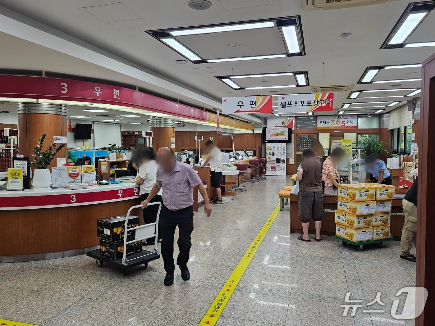 본문 이미지 - 국정자원 화재 사흘째인 29일 오전 김해우체국을 찾은 시민이 택배 접수를 포기하고 발걸음을 돌리고 있다. 2025.9.29 ⓒ 뉴스1 박민석 기자