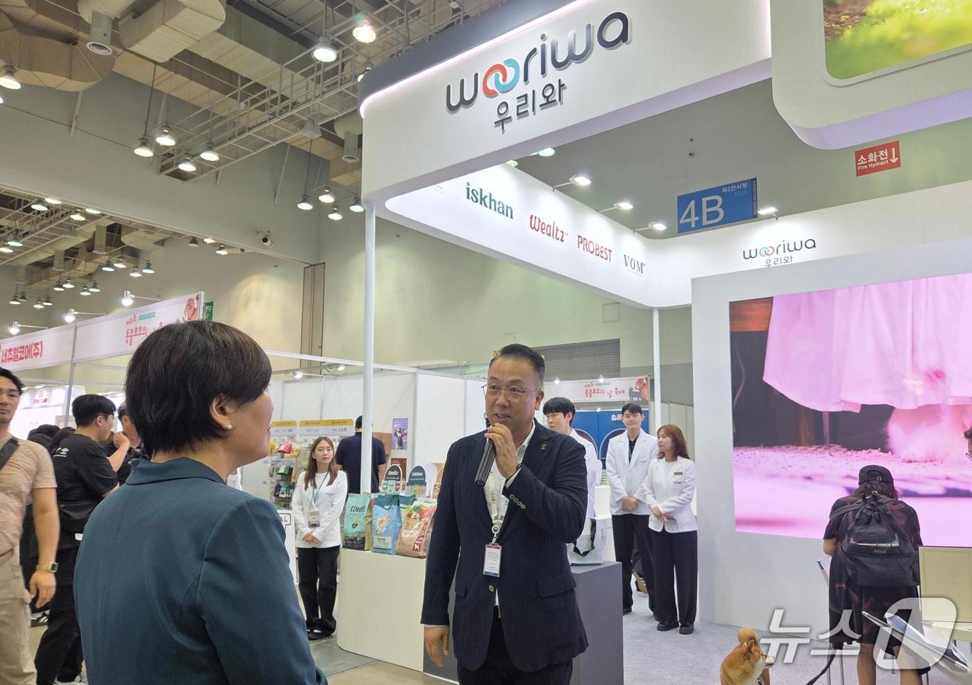 지난 26일 부산 벡스코에서 열린 &#39;제1회 동물보호의 날&#39; 행사에서 우리와 주식회사 기업 부스에 방문한 송미령 농림축산식품부 장관과 최광용 우리와 주식회사 대표가 사료 수출 관련 대화를 나누고 있다. ⓒ 뉴스1 한송아 기자