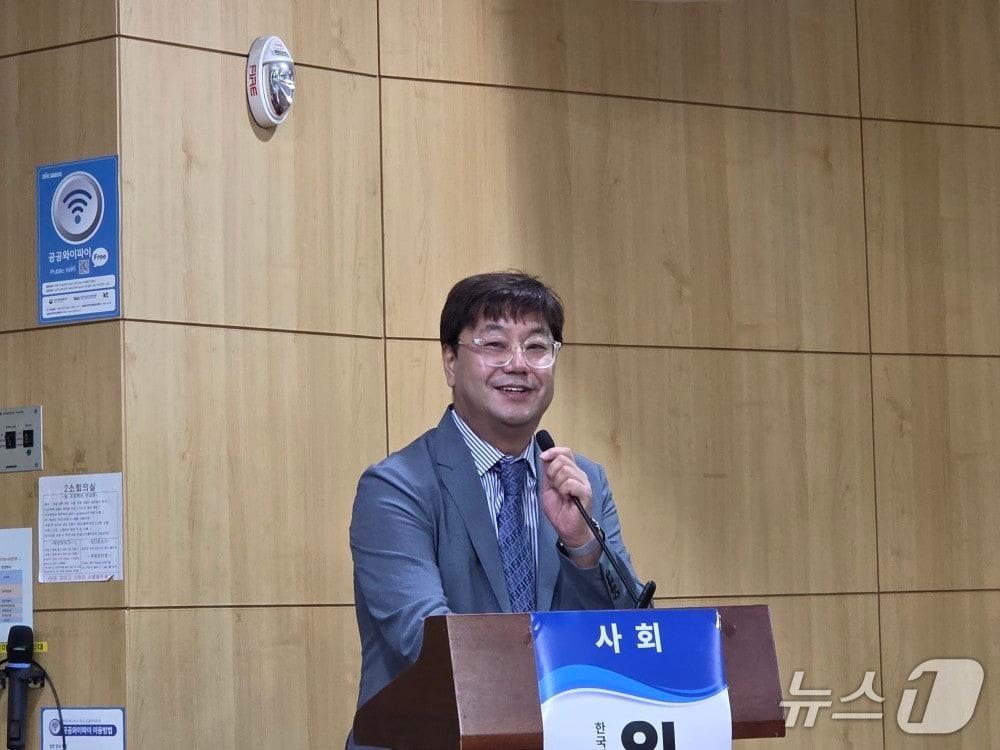 본문 이미지 - 이승현 건국대학교 의과대학 미생물학교실 교수가 서울 여의도 국회 제2소회의실에서 '보툴리눔 톡신 국가핵심기술 지정 규제 개선방안'과 관련한 발제를 하고 있다. 2025. 9. 29/뉴스1 황진중 기자